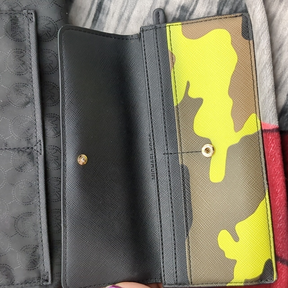 Michael Kors camo tote & wallet set - Picture 8 of 16